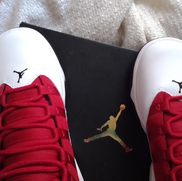 Jordan Max Aura 6.5 Y / 37.5 (NWOT) White Black Red - Picture 9 of 12